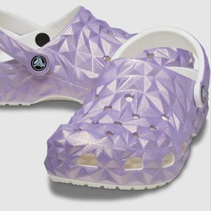 Crocs CLASSIC IRIDESCENT GEOMETRIC CLOG, Iridescent White/Purple, Size M5W7